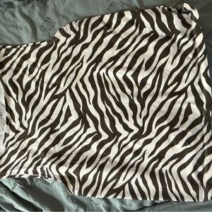 GAP Black and White Patterned Top